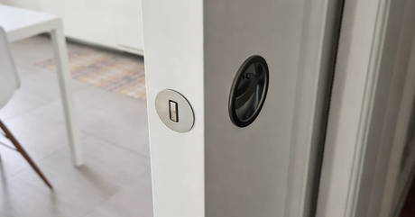 Serratura per porte a scomparsa: montaggio semplice e centraggio perfetto con MINIMAL LOCK
