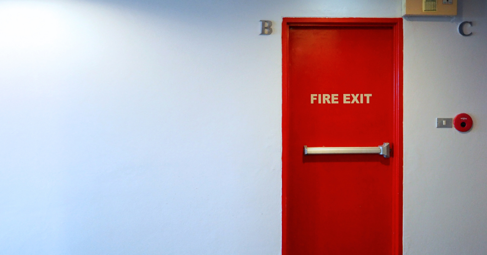 Come devono essere le maniglie per le porte antincendio?