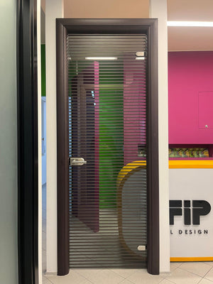 Porta battente in vetro con righe orizzontali neri