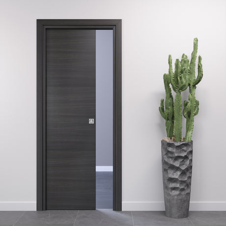 Porta scorrevole rovere grigio con nottolino quadrato argentato
